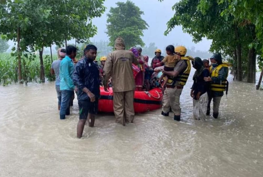Uttarakhand Roorkee Flood News: Banganga broke Embankment and 57 People Stuck in Water photos