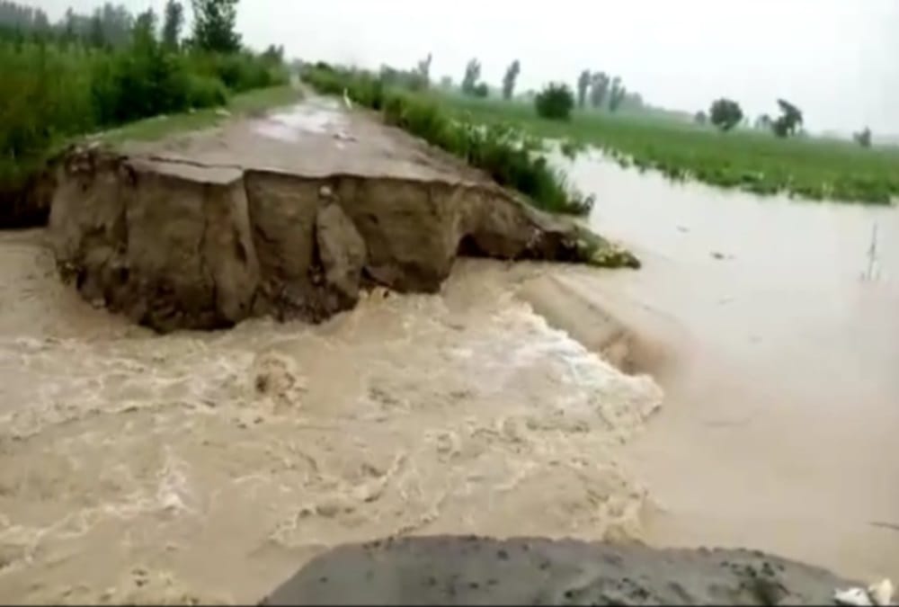 Uttarakhand Roorkee Flood News: Banganga broke Embankment and 57 People Stuck in Water photos