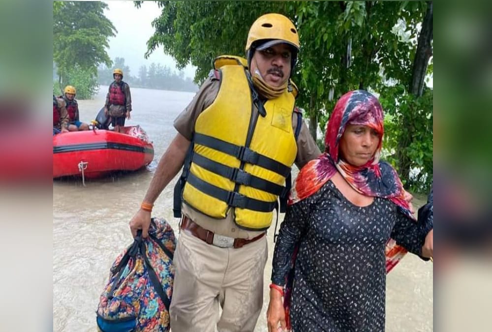 Uttarakhand Roorkee Flood News: Banganga broke Embankment and 57 People Stuck in Water photos