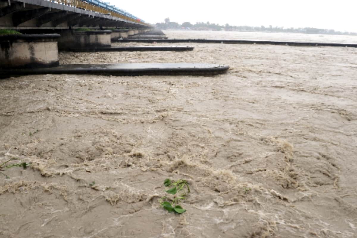 Flood : family living on a island in midst of ganga river refused to come out from flood in Bijnor