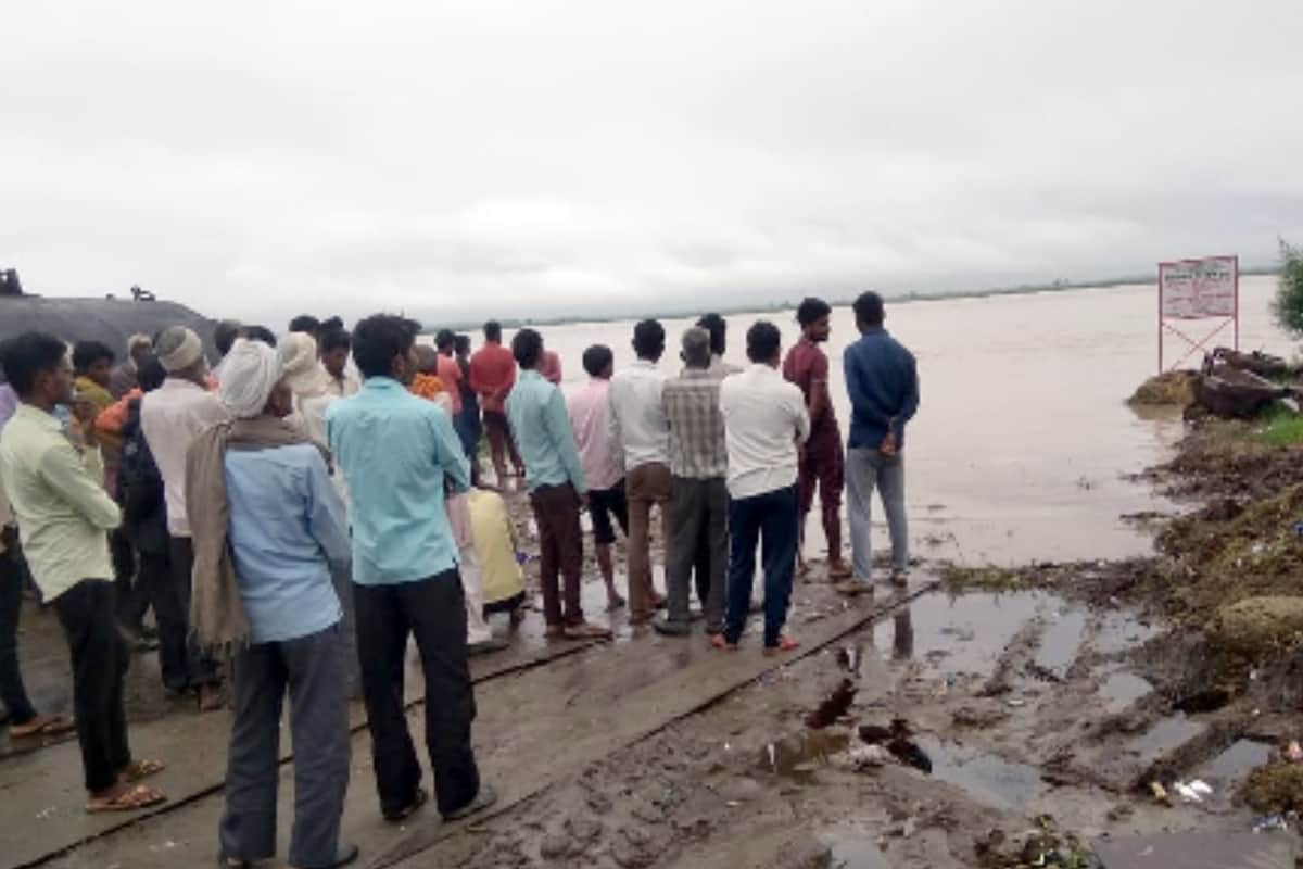 Flood : family living on a island in midst of ganga river refused to come out from flood in Bijnor