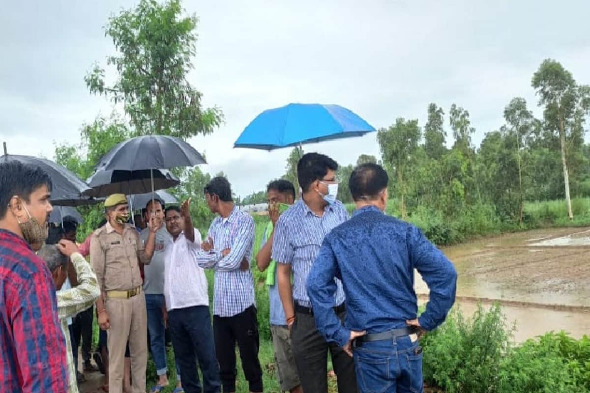 Flood : family living on a island in midst of ganga river refused to come out from flood in Bijnor