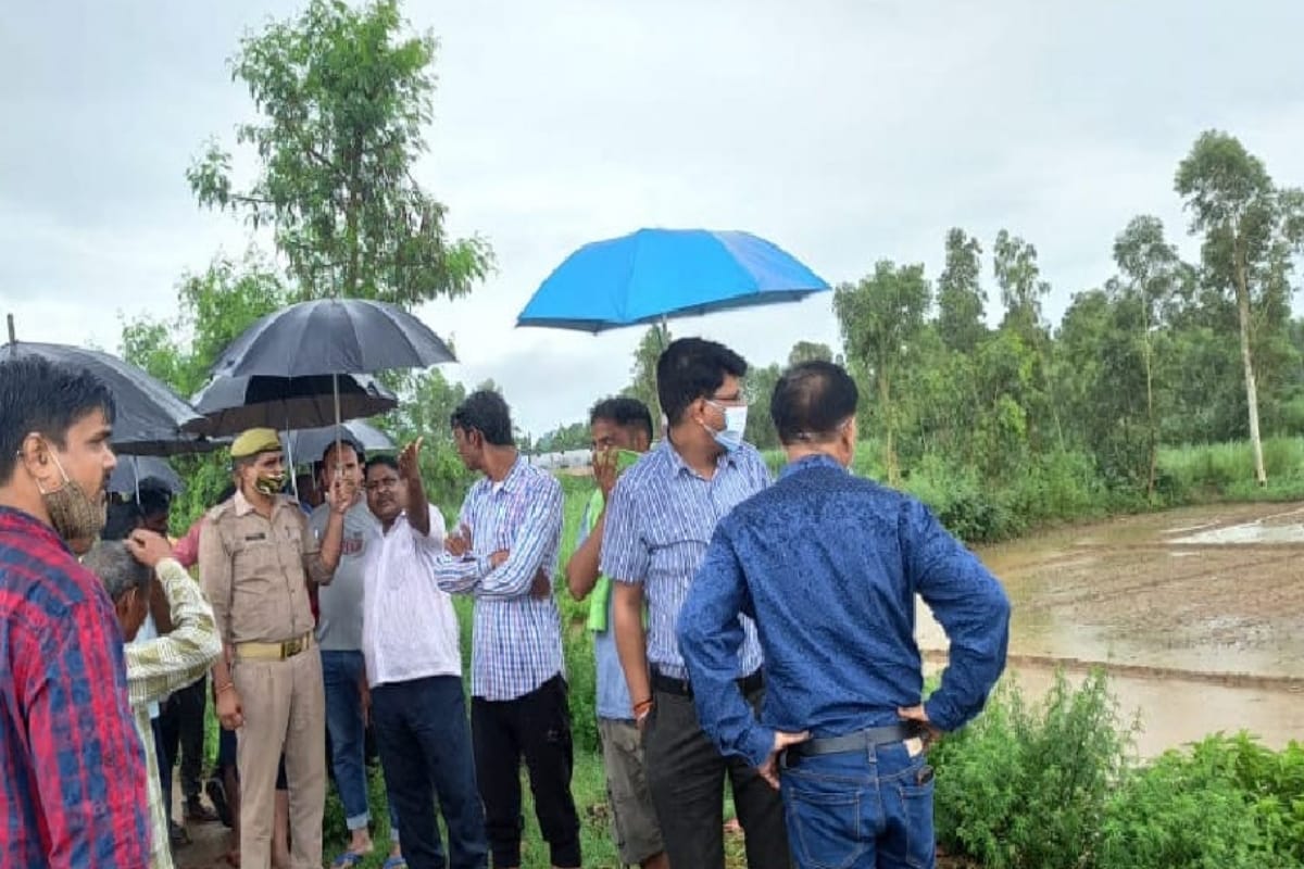 Flood : family living on a island in midst of ganga river refused to come out from flood in Bijnor