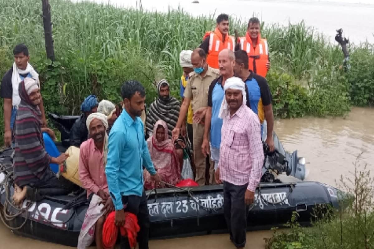 Flood : family living on a island in midst of ganga river refused to come out from flood in Bijnor