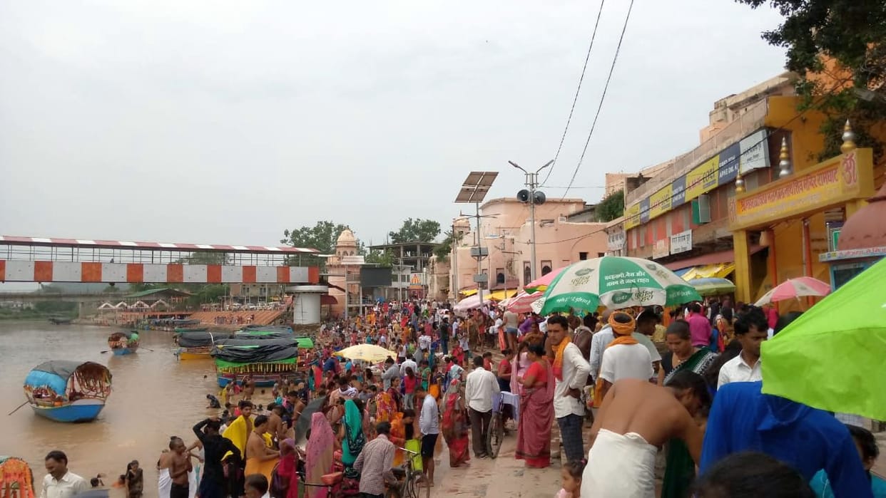 Devotees took a dip in Mandakini, did charity