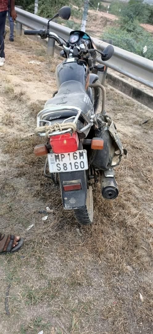 Hathras: The bike collided with the barricading of the expressway, two brothers died