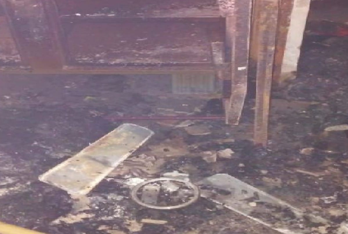 Thieves set fire to contractor house after stealing in agra