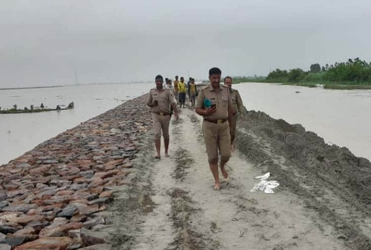 Crops submerged in Hastinapur due to rising water level in Ganga river , water moving towards population