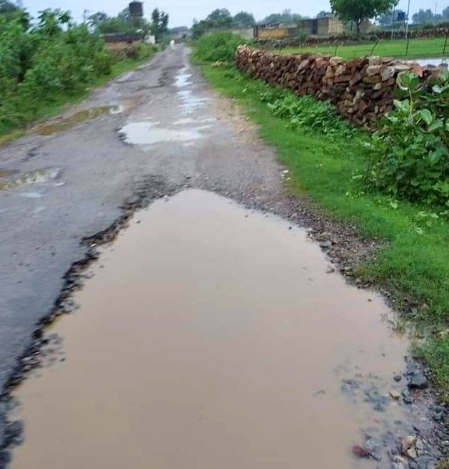 Gahur - Dabhaura connectivity road in bad condition, difficult to get