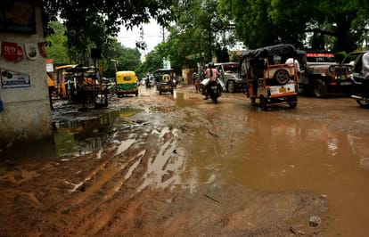 continues Rain making trouble for people in varanasi roads with mud and dirt  Municipal Corporation arrangements fail