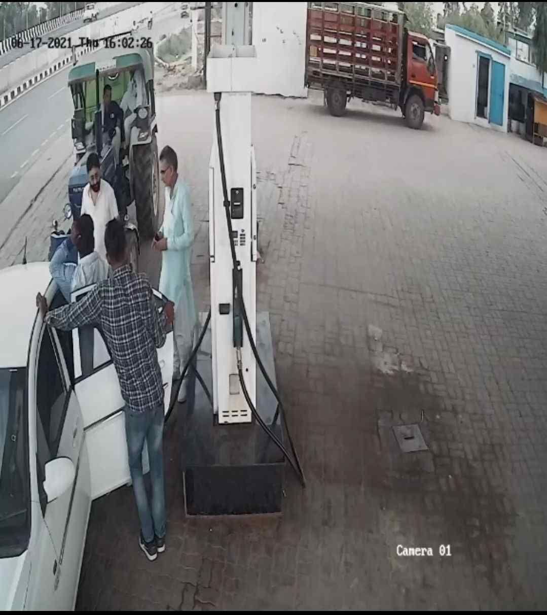 After getting diesel worth six thousand rupees, the youth in the car ran away by handing over a fake visiting card like an ATM card.