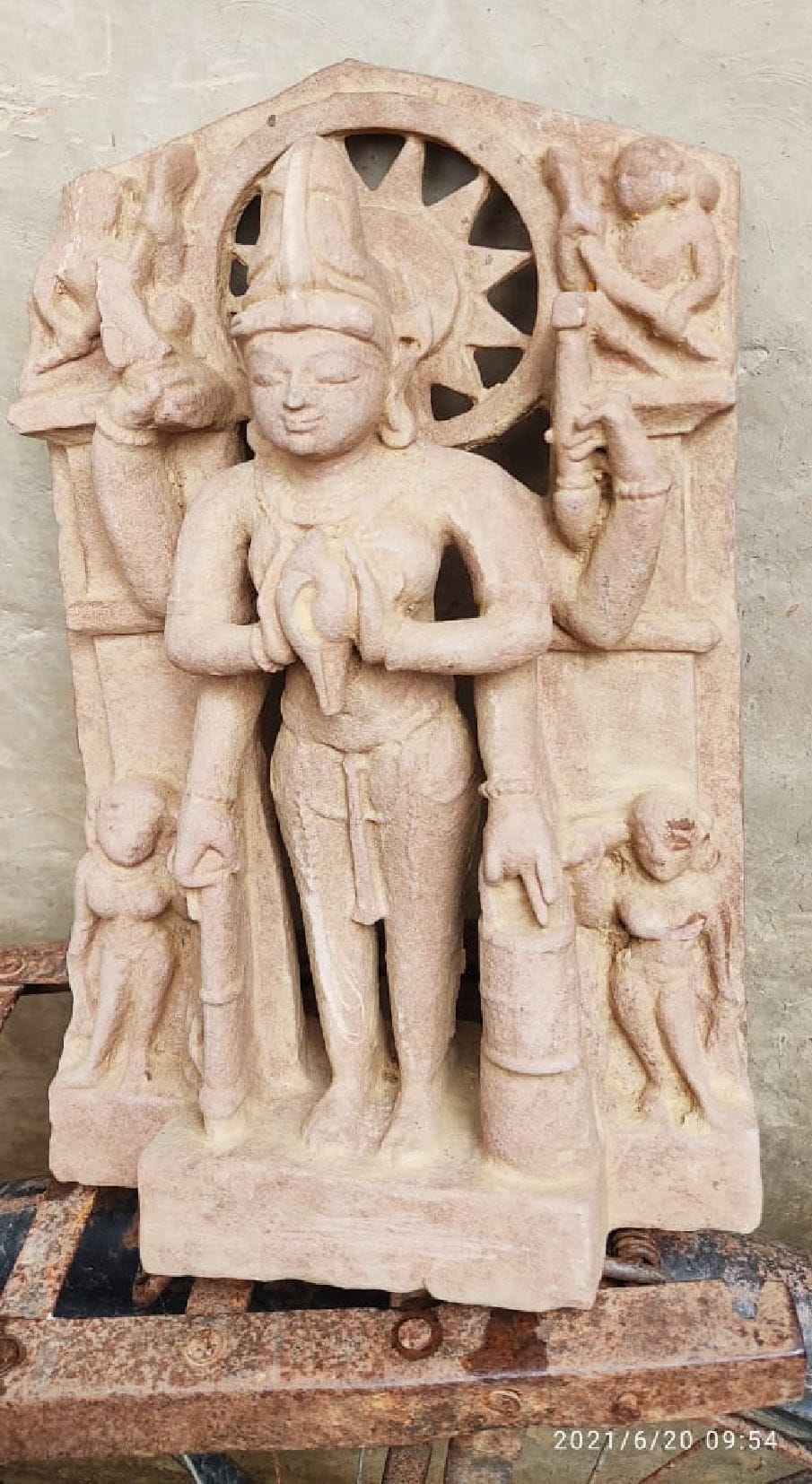 The idol of Lord Vishnu found in the excavation of the field