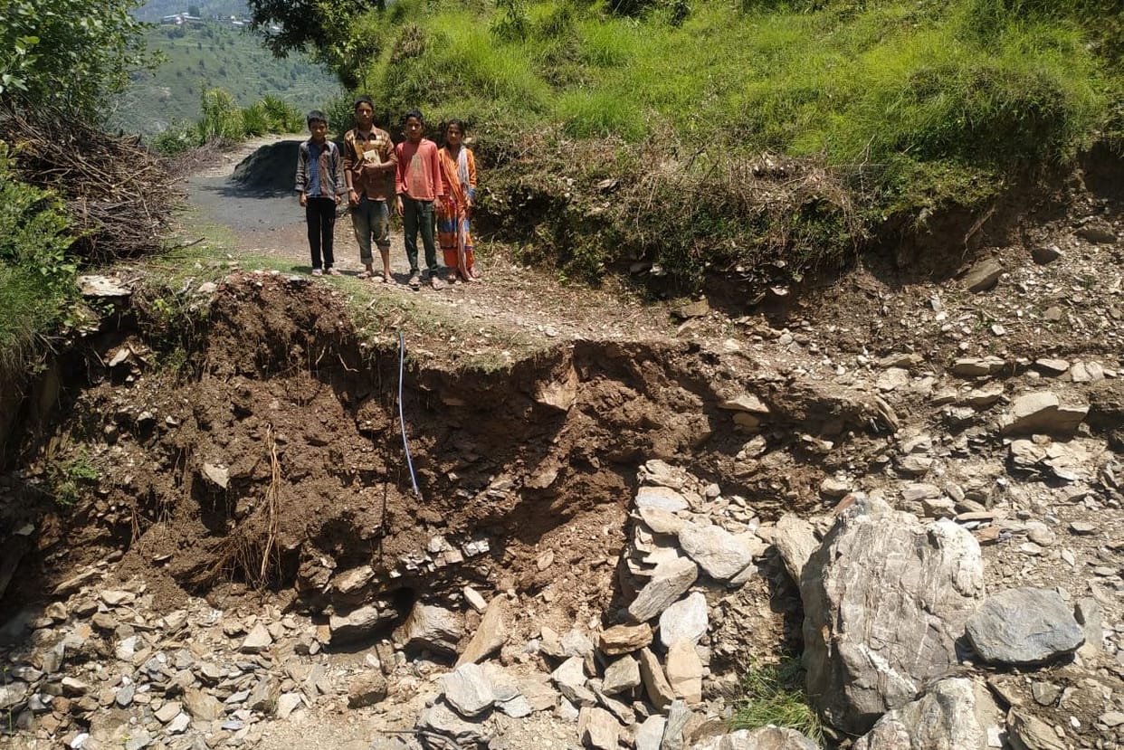 Due to heavy rains, apple, maize crops were covered with soil, Rain wreaked havoc in Jhulada Panchayat, five houses including Panchayat Ghar, houses ,Connectivity road leading to villages damaged, chamba news