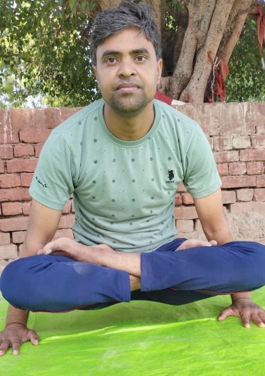 kuladeep ne yog ko banaaya seva ka jariya, mupht sikhaate hain