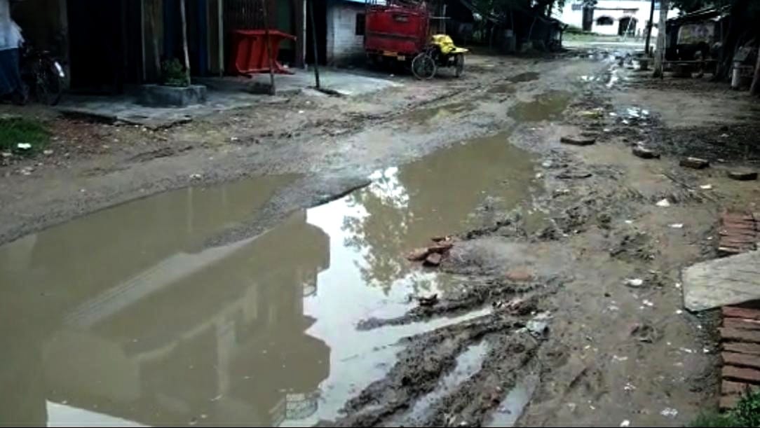Waterlogging and mud spread due to rain on the way to the railway station