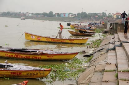 continues Rain making trouble for people in varanasi roads with mud and dirt  Municipal Corporation arrangements fail