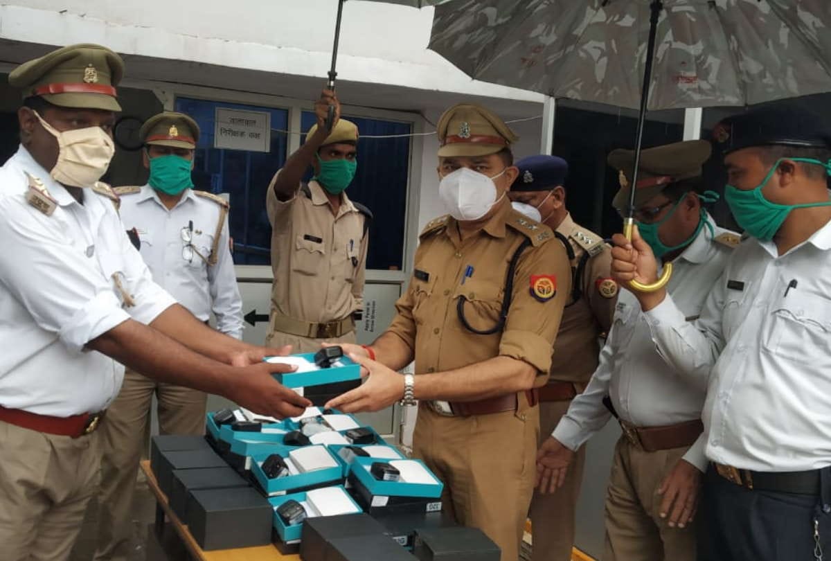 body warn cameras distributed to traffic police in gorakhpur for prevent crime