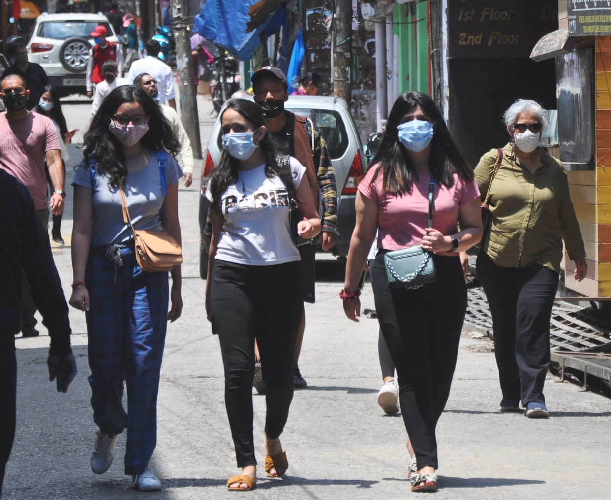 Tourists, regardless of danger, in the open