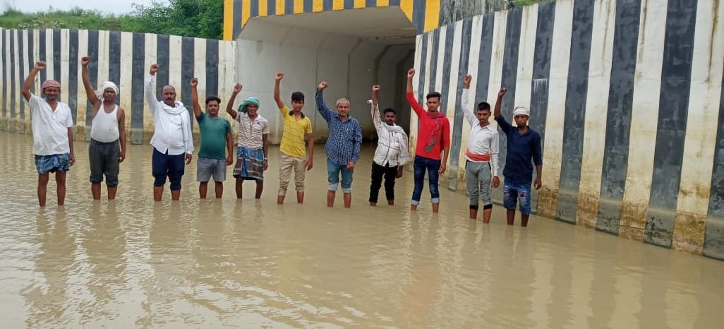 Jaunpur: Demonstration to remove water filled in underpass