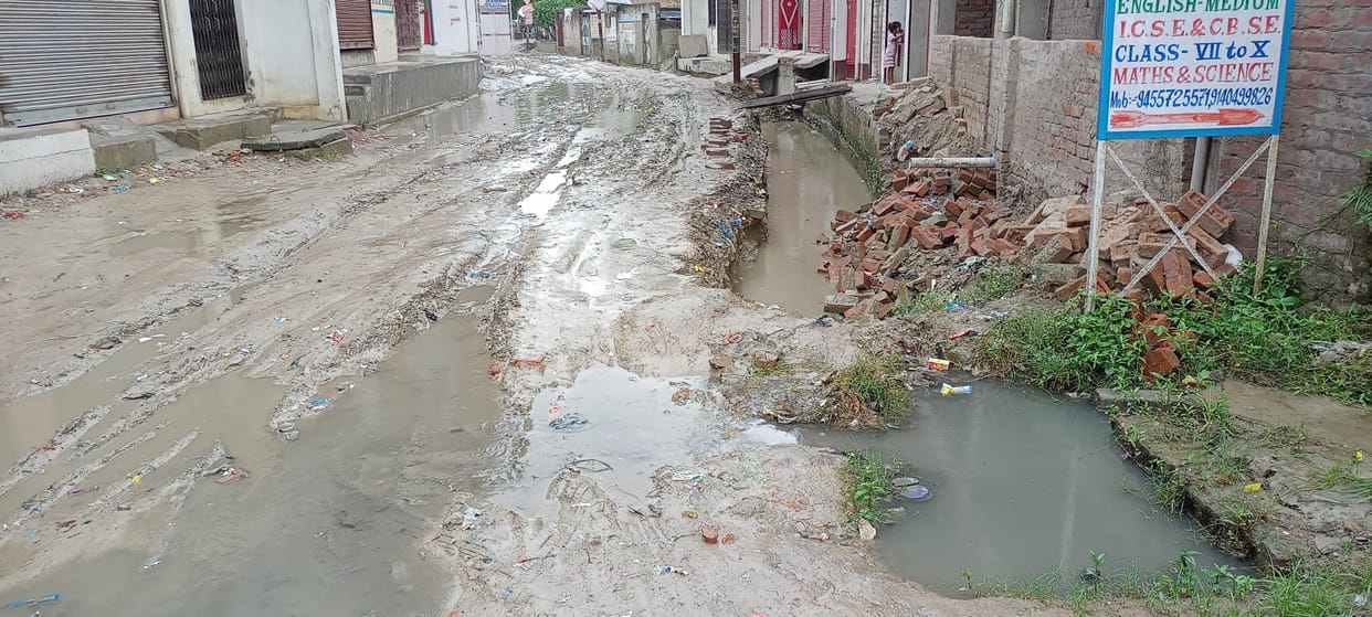 water on road in jagdishpur colony