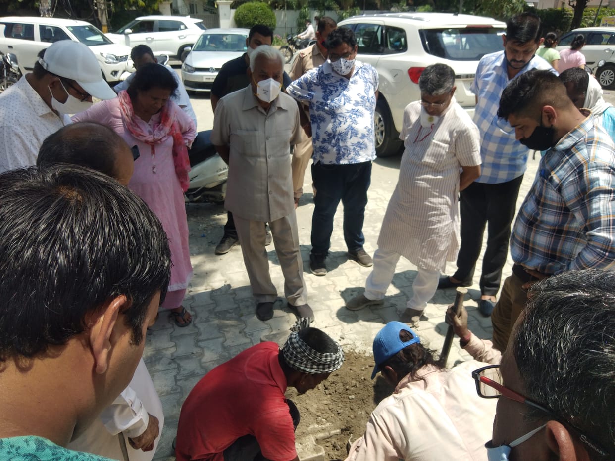 MLA and Mayor uprooted the tiles and checked the quality, Yamunanagar