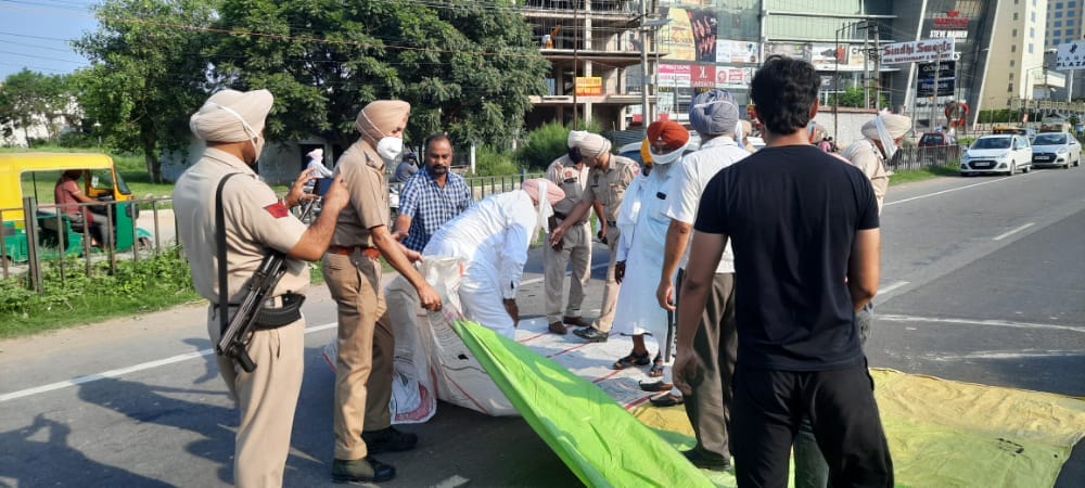 Highway jammed for non-receipt of land compensation, police filed a case against the protesters