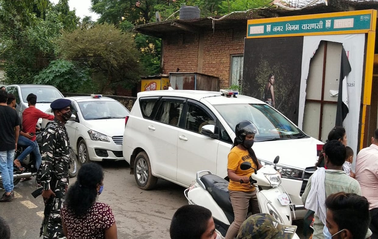 crowd gathered at  ghats of varanasi  Even after weekly lockdown police commissioner  stuck in the jam  who came to inspection of assi ghat