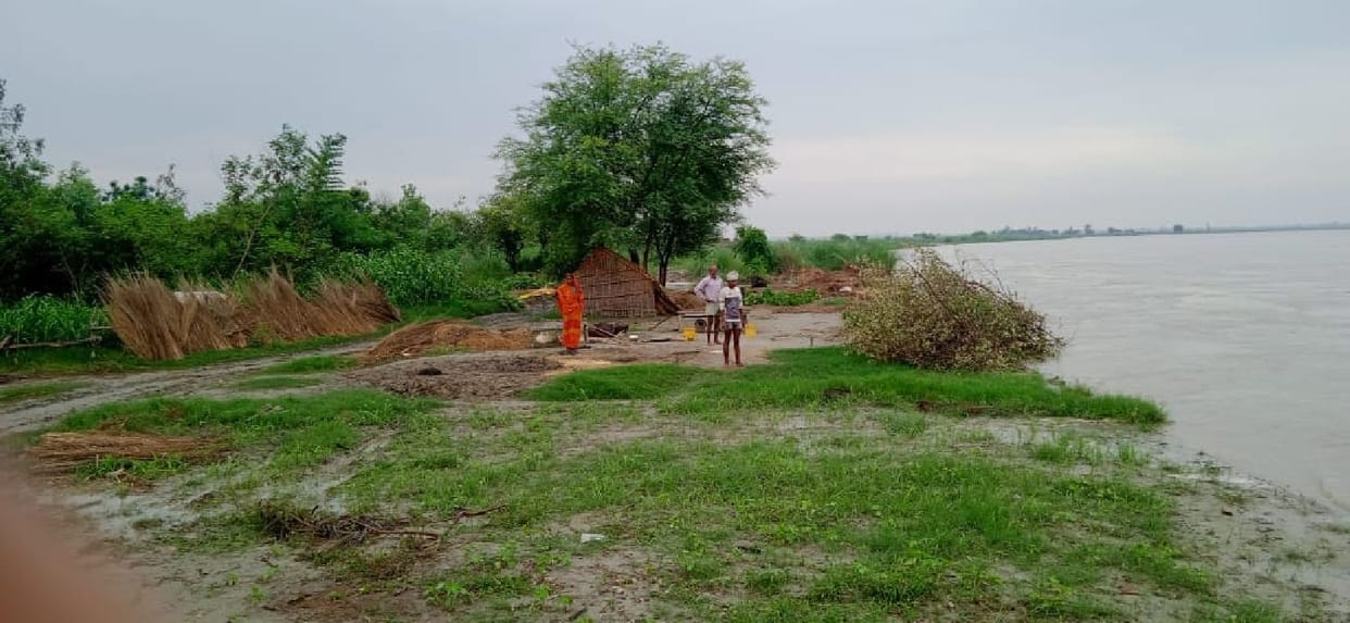 People of Nagesarpurwa village surrounded by floods, five houses and 110 bighas of land were absorbed in the river
