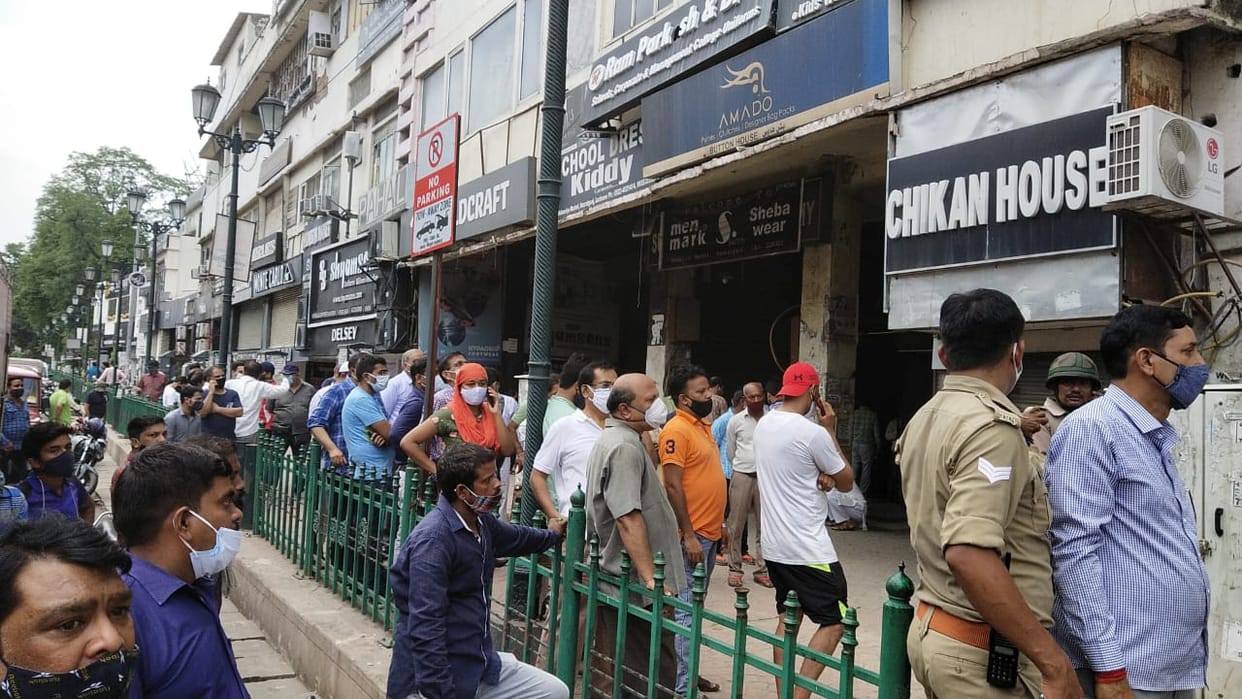 Lucknow: Fire broke out in PNB bank, 11 fire tenders got it under control, fire personnel reached inside by breaking the main shutter of the bank