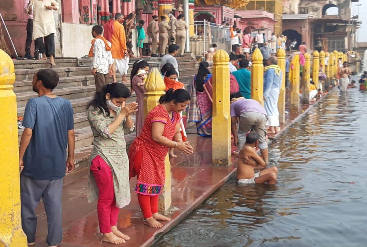 Devotees Take Bath In Yamuna River At Ganga Dussehra