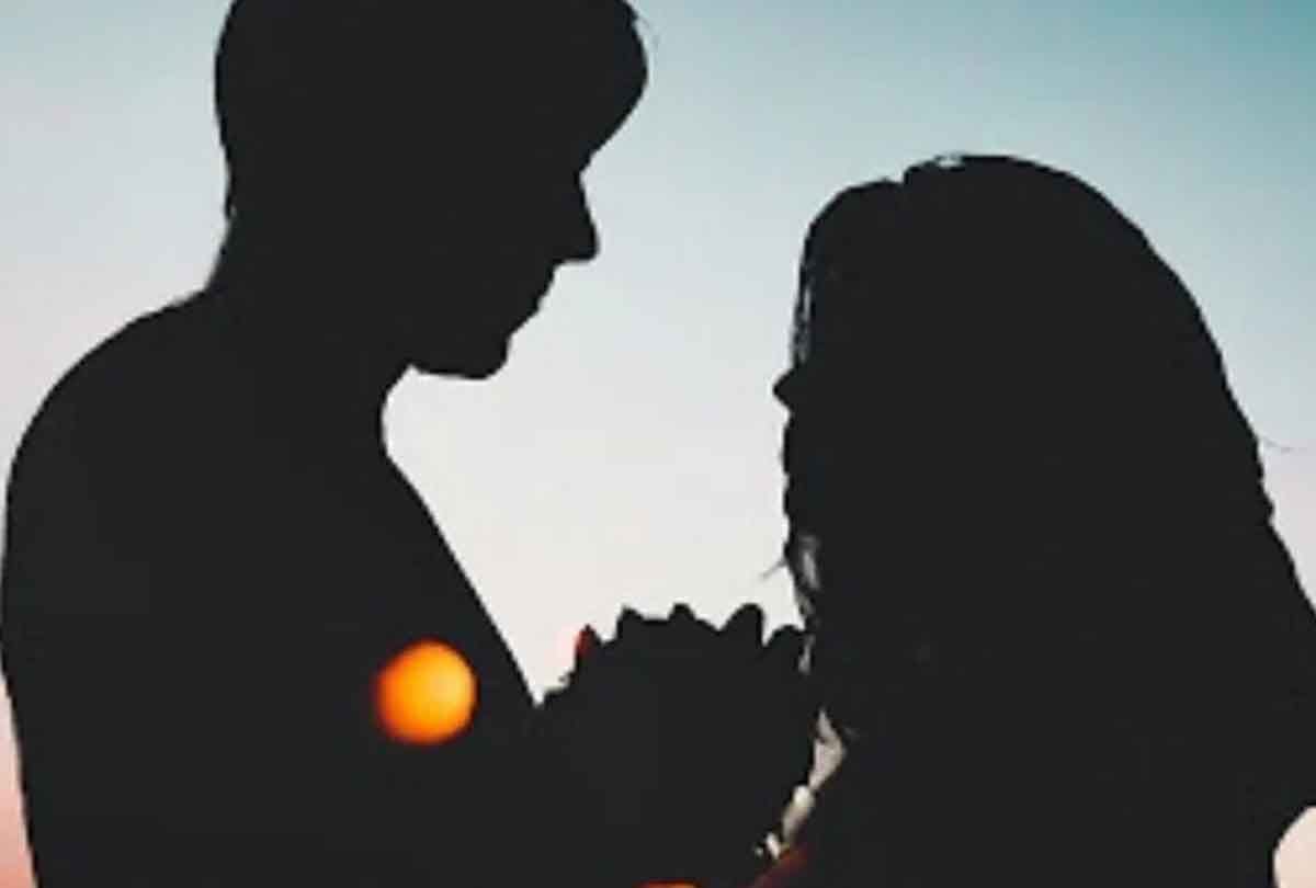 daughter whose father did the last rites was found alive with her lover in Mathura