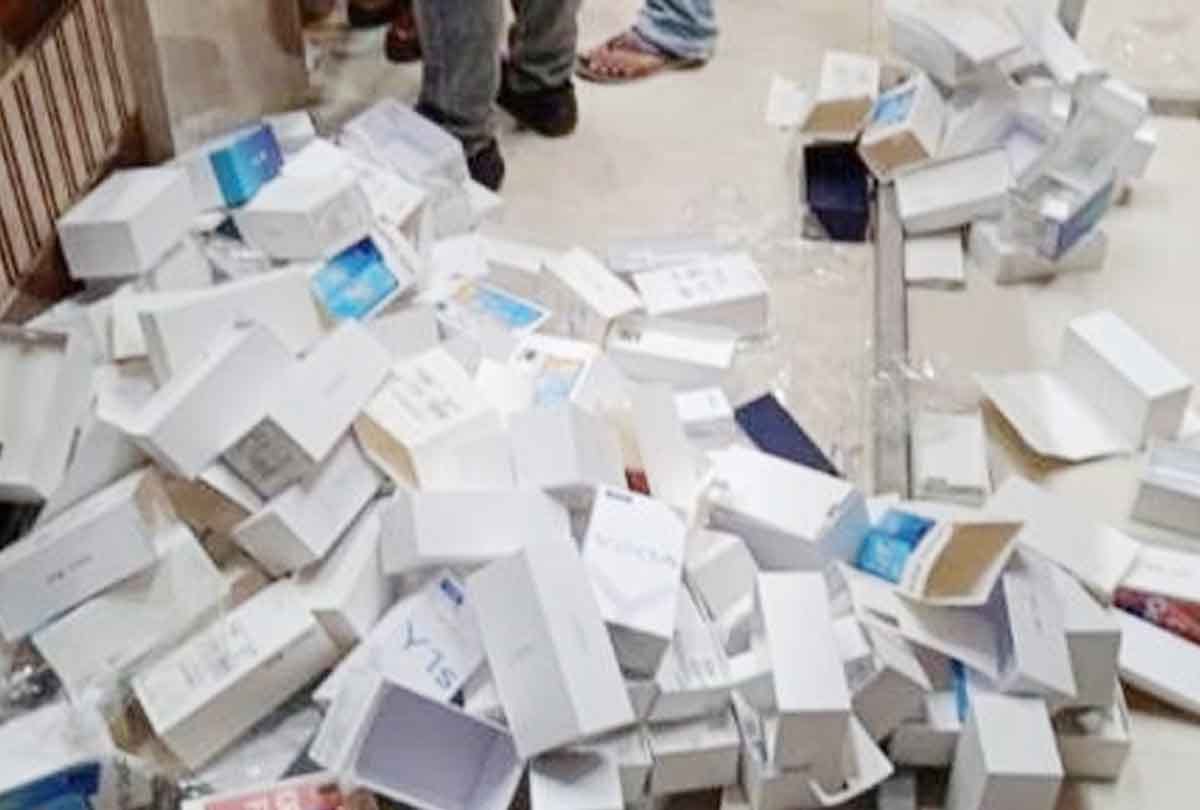 Fatehpur: Theft of 26 lakhs including cash on mobile shop