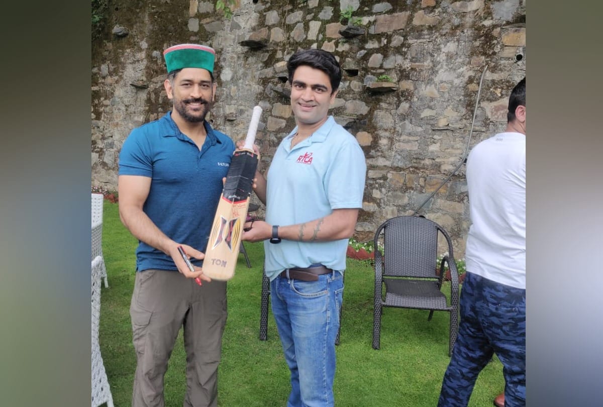 mahendra singh dhoni gave autograph to fans in shimla