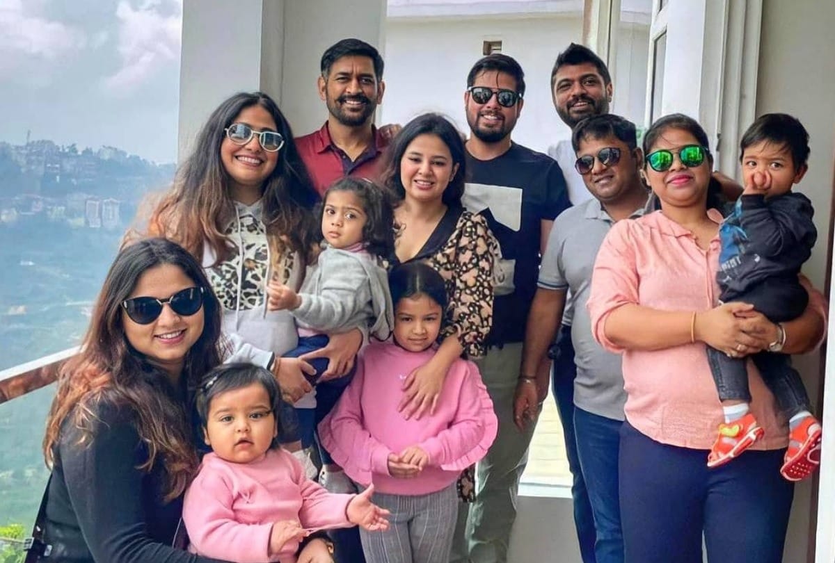 mahendra singh dhoni gave autograph to fans in shimla