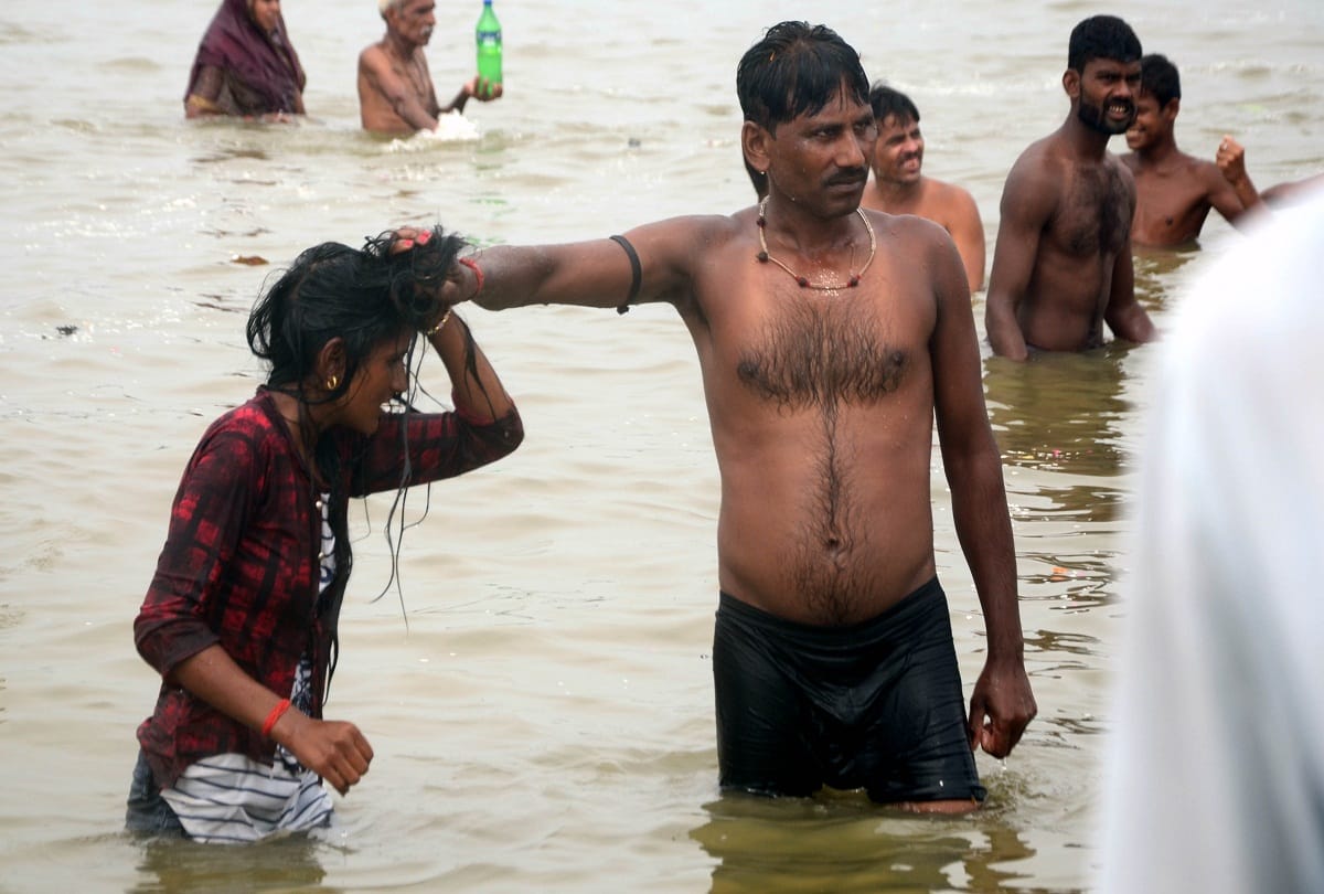 Inhumanity on the Sangam beach in the name of broom, thrashing a girl by her hair