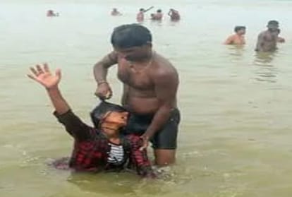 Inhumanity on the Sangam beach in the name of broom, thrashing a girl by her hair