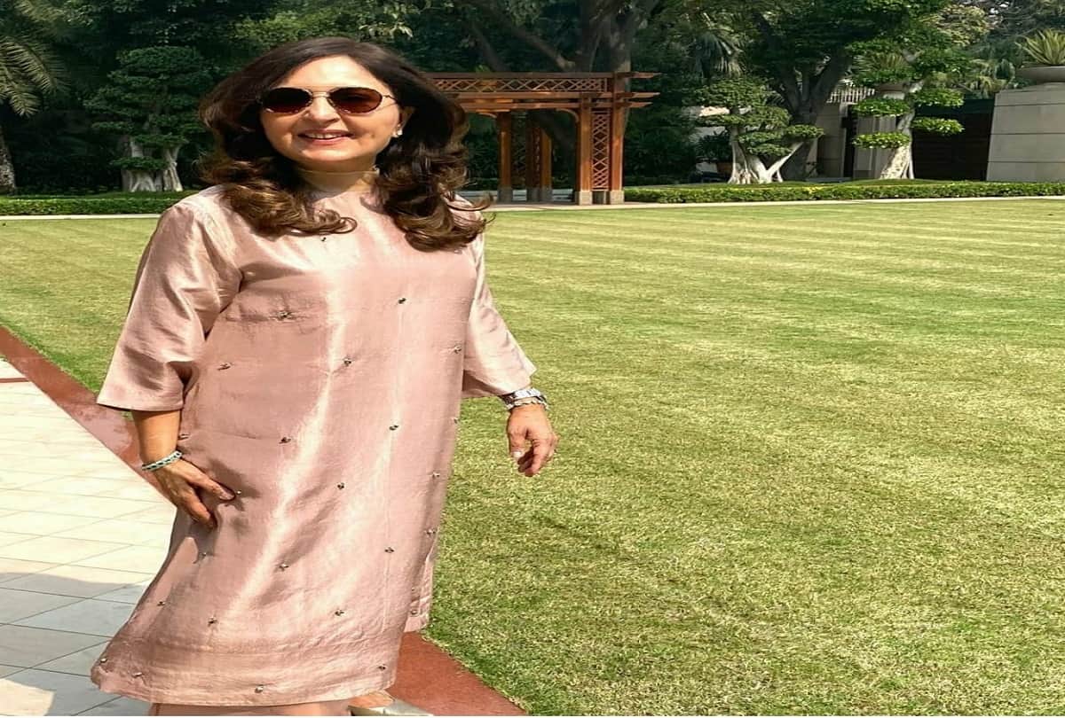 sonam kapoor mother in law priya ahuja stylish looks