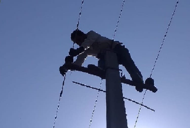 Electricity department employees cut power of police station in Jalandhar