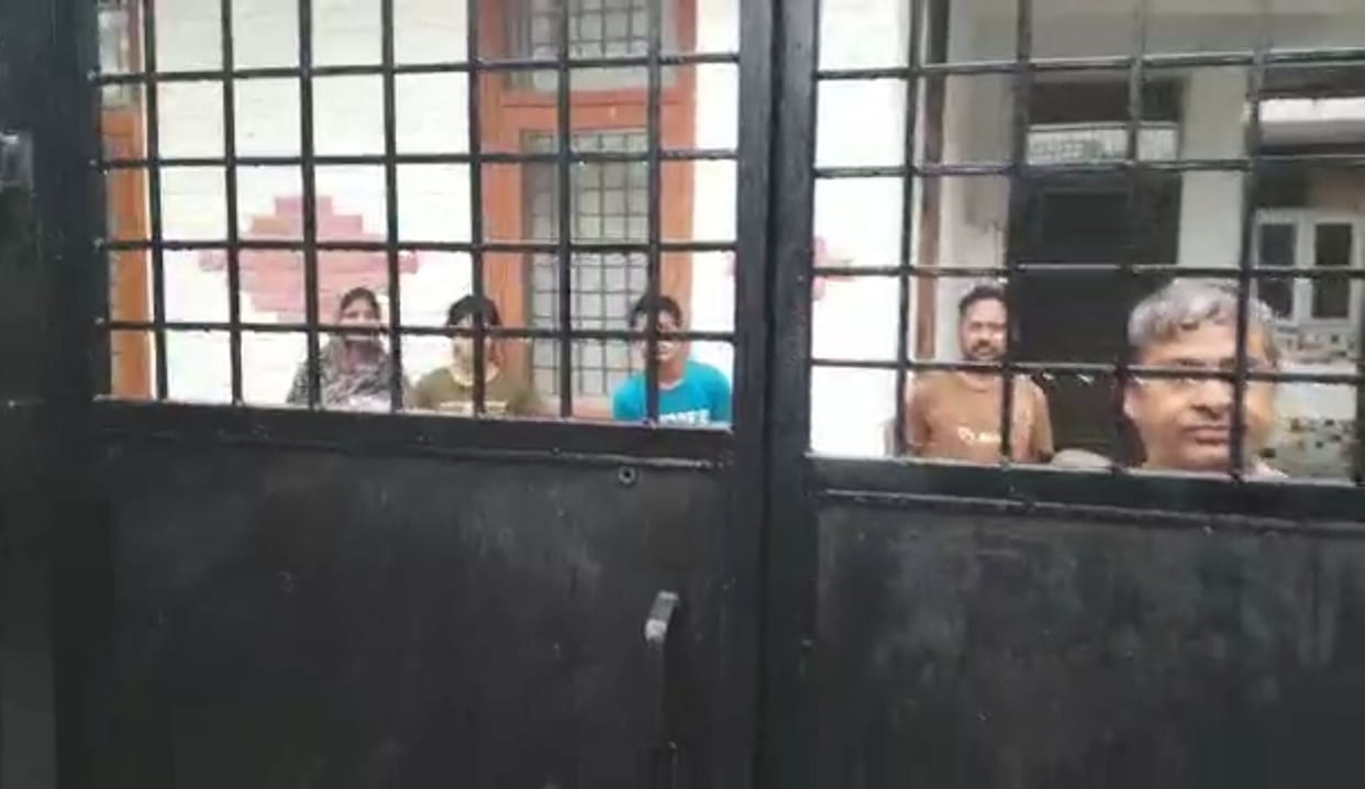 The tenant's family was taken hostage by locking the gate