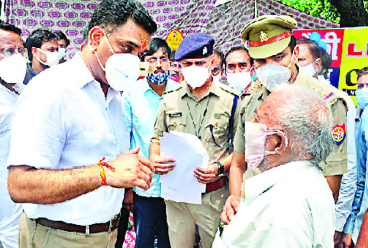 police helped the old man in kanpur