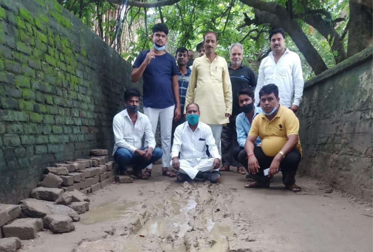 Councilor protested against Jal Nigam in Gorakhpur
