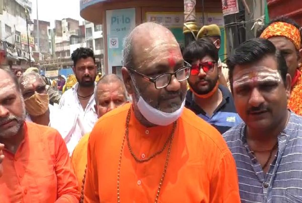 priest of Dasna Devi temple Swami Yati Narasimhanand Saraswati makes derogatory comments against women in politics