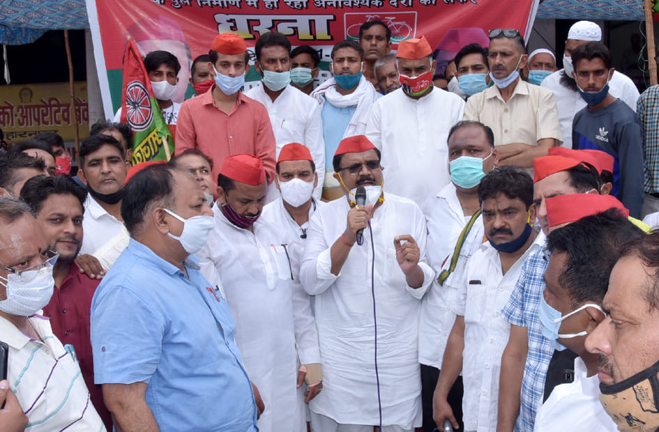 SP workers staged a sit-in to speed up the construction of the bridge