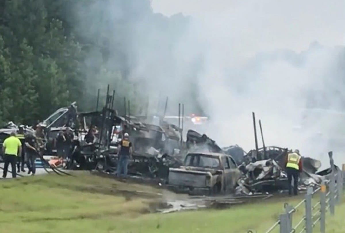 Horrific accident in America: Eight children in van killed, 17 vehicles collide, many cars on fire