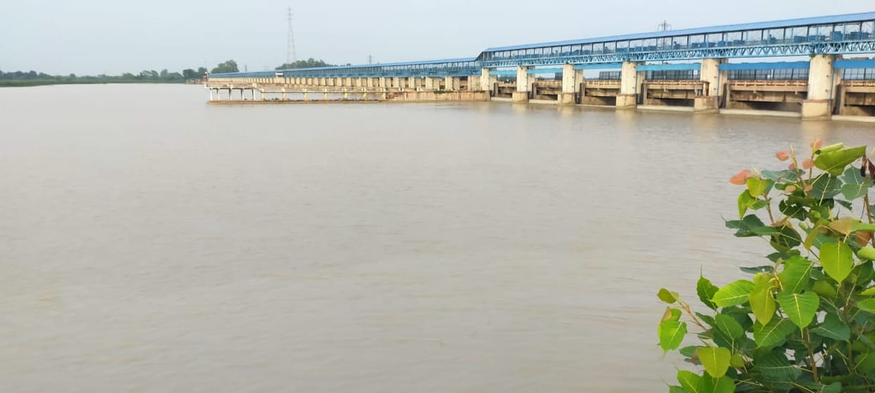 Flood threat, 1.71 lakh cusec water discharge from Narora barrage