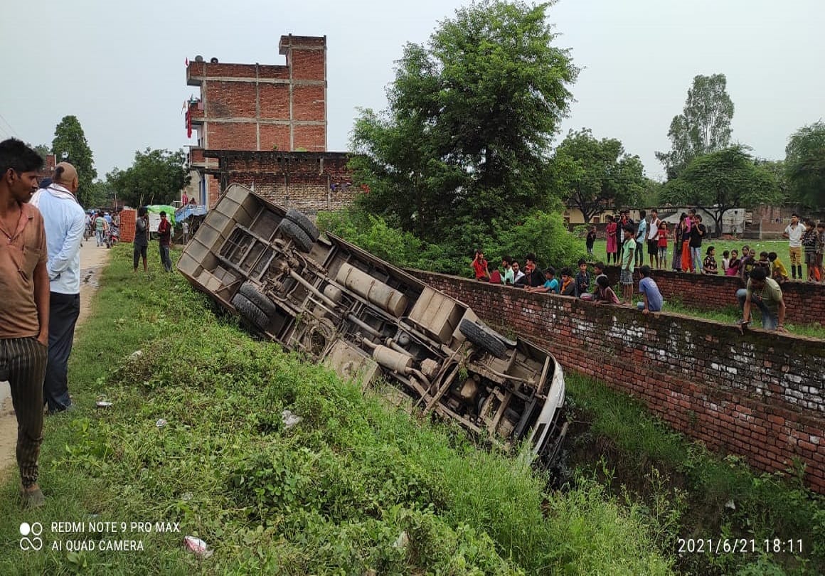 overspeed bus overturned in pit after hit bike in jaunpur 11 month old girl died and  many injured