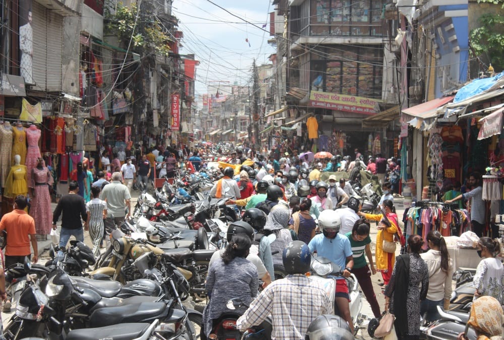 Corona Curfew in Uttarakhand: Heavy Crowd in dehradun market and Long Traffic jam photos