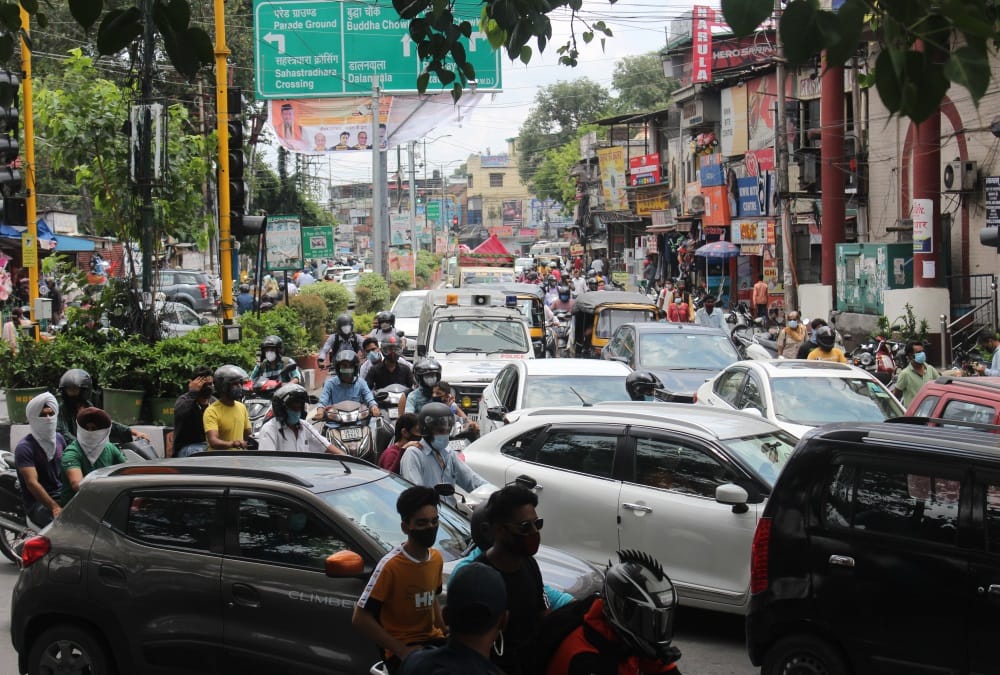 Corona Curfew in Uttarakhand: Heavy Crowd in dehradun market and Long Traffic jam photos
