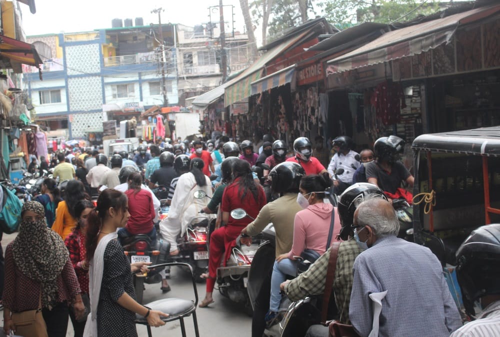 Corona Curfew in Uttarakhand: Heavy Crowd in dehradun market and Long Traffic jam photos