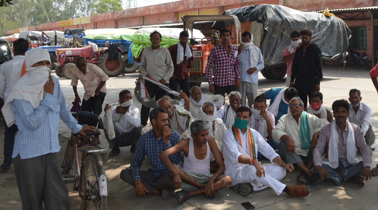 Hathras: Farmers protested with Congressmen for not weighing wheat
